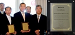 현대상선 일본법인장인 김수호 상무(사진 맨 왼쪽)가 「소니」사로부터 ‘최우수 선사상’을 수여받고 기념촬영을 하고 있다. 
