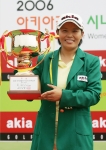 2006 아키아골프 시니어여자오픈 2차전 우승자 김형임 프로가 우승트로피를 들고 환하게 웃고 있다