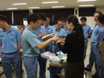 사진설명 : 고려강선(주)직원들이 '담배는 독이던 마약'이란 주제로 최창목소장의 특강을 들은 이후 흡연자들이 체내일산화탄소 측정을 하고 있는 모습
