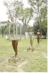 구상 조각-사실적 인체조각을 꾸준히 연구해 온 김영원의 작품으로 구상, 비구상의 조형성과 청동, 스테인레스의 물성이 적절히 조화된 작품