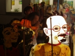 태국에서 태어나(1957) 미국에서 주로 활동하고 있는 바산 지티케트는 이번 광주비엔날레 첫장 ‘현재 속의 과거’ 섹션에서 전 세계 유명정치인들과 전설적인 인물 50여명의 꼭두각시