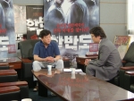 (사진설명) 강우석 감독이 'C&M초대석 사람과사람'에 출연, 오동진 영화전문기자와 함께 스크린쿼터와 최신작 '한반도'에 대해 얘기하고 있다