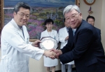 국가보훈처(처장 박유철)는 국가보훈시책에 적극 협조, 국가유공자 복지증진과 보훈문화 확산에 기여한 공로로 6일 김상형 전남대병원장에게 감사패를 전달했다. 