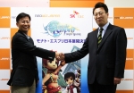 SK C&C MMORPG 모나토 에스프리 일본 판권 계약을 체결한 후 SK C&C 게임사업담당 여상구 상무(사진 오른쪽)와 네오위즈 재팬 최관호 COO가 기념촬영을 하고 있는 모습