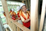 최신원 SKC 회장은 11일 ‘해비타트-SK행복마을’ 공사를 돕기 위한 봉사단 발대식을 갖고 임직원 100여명과 함께 봉사활동에 참여했다. 