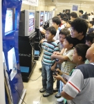 어린이들이 소니 드림키즈데이에서 소니 PS2를 체험하고 있다.
