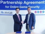 Vice President Kim Ik-hwan of AhnLab (left) and CEO Satoru Kikugawa of Gala-Net (right) signing the 