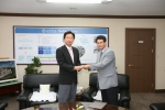 국민은행 공주지점에서 공주대학교에 발전기금 1천만원 기탁하는 모습