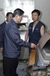 KODIT 김규복 이사장이 수해 피해기업인 쎈스타일카페트(대표 유병관)를 방문하여 피해상황을 둘러보고 애로사항을 듣고 있다.