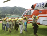 하나은행 수해복구봉사단 직원들이 강원도 덕적리 수해주민들에게 전달할 쌀을 운반하고 있는 모습