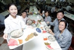 현대중공업이 여름철 보양특식으로 점심시간에 선보인 영계백숙을 임직원들이 맛있게 먹고 있다.