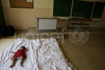 (임시피난소가 설치된 Karakaz 국립학교. 한 살배기 아기 야스민이 홀로 누워 있습니다. 야스민의 아빠는 포격으로 심하게 다쳤고 가족은 모두 이 곳에 피난와 있습니다. ⓒ UN