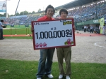 지난 23일 2006‘ 삼성 파브 프로야구 올스타전에서 관람객 중 한 명이 100만원을 타는 행운을 가졌다.