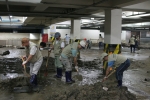 피해입은 리조트 지하주차장에서 온통 뒤덮힌 진흙을 걷어내는 선문대 봉사자들