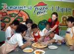 
한국 피자헛(www.pizzahut.co.kr 대표 조인수)은 28일 오늘, 노원구 신상계초등학교에서 국제비영리단체 굿네이버스와 함께 방학 중 결식아동들을 위한 요리교실 행사를