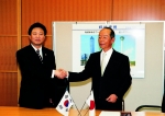2006. 7. 21. 일본 시모노세키시에서 황주석 부산시설관리공단 공원관리본부장이 카이쿄 해협 국제종합센터 이도우 도시 아키 이사장과 자매결연 조약을 체결했다