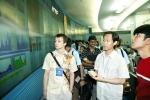 아시아 청소년 캠프에 참가한 아시아 청소년들이 서울 역삼동에 소재한 KTF IDC에 방문해 이동통신 관련 IT기술에 대한 설명을 듣고 있다.