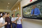 LG CNS 임직원들이 회현동 본사 프라임 타워에 설치된 PDP를 통해 CNN 채널에 등장한 LG CNS 사례를 보며 즐거워하고 있다. 