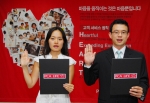 PCA생명의 직원대표가 'PCA 고객헌장'을 선언하는 모습