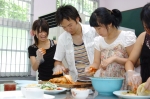 2006 조선대학교 한국문화체험 프로그램에 참가하고 있는 일본 대학생들이 한국김치를 담그며 즐거운 시간을 보냈다.