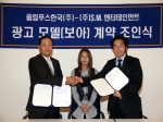 보아가 올림푸스의 새로운 모델로 영입되면서 8월 22일 올림푸스한국 방일석대표이사(좌)와 보아의 소속사인 SM엔터테인먼트 김영민 대표이사(우)가 모델 체결식을 진행하는 장면.
