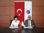 허운나 한국정보통신대학교(ICU) 총장이 터키 토브-경제공학대 타신 케시키 총장과 공동연구 및 교수·학생교환에 관한 협정식을 마치고 기념촬영을 하고 있다.

