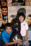 <마음이...>의 출연진 유승호 군과 김향기 양이 스누피와 함께있는 모습