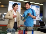 이웅열 코오롱그룹회장(사진 좌측)이 송석정 중앙연구원장(사진 우측)으로 부터 R&D 진행상황 및 결과에 관하여 이야기를 나누고 있다.