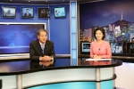 황영기 우리금융그룹 회장이 위성방속국 스튜디오에서 생방송으로 개국 축하 메시지를 보내고 있는 장면