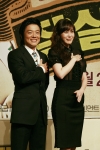 영화 <잘 살아보세> 제작 보고회에서 이범수와 김정은