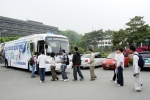 두산 리크루팅버스에서 상담을 하기 위해 학생들이 기다리고 있다.
