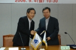 서경돈 대구가톨릭대총장과 최병국 경산시장이 4일 관학 문화교류협정을 체결한 뒤 악수를 나누고 있다.