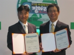 한빛소프트 김성겸 상무(사진 왼쪽)와 FnC코오롱 제환석 대표(사진 오른쪽)