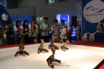 경기벤처박람회 로봇전에서 2족 보행 로봇이 음악에 맞춰 댄스공연을 하고 있다. 오는 9일까지 계속되는 이번 전시는 한국생산기술연구원과 산자부 지능형로봇사업단, 공동 후원으로 열린다