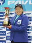 PAVV 인비테이셔널 우승자 신지애가 트로피를 들어 보이고있다