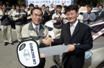 GM DAEWOO A/S 본부 정종욱 상무가 인평 자동차 정보고등학교 이영배 교장에게 실습용 차량 키를 전달하고 있다. GM DAEWOO는 12일 부천 정비연수원에서 토스카 13대