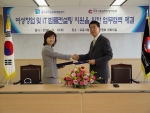 프심위 구영보 위원장(오른쪽)과 경기도여성능력개발센터 조정아 소장(왼쪽)이 MOU체결 후 악수하고 있다