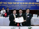 베트남 현지 꽝아이市에서 쭝꿧공단의 부지임대계약을 체결하고 있는 두산중공업 이남두 사장(왼쪽)과 베트남 쭝꿧공단관리청 쩐레쭝(Tran Le Trung) 회