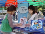 13일 중앙대에서 열린 '정품 디지털콘텐츠 사용 서명운동' 캠페인에서 프심위 직원이 디지털콘텐츠 불법복제로 인한 사회적 악순환에 대해 설명하고 있다.