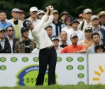 갤러리가 지켜보는 가운데 18번홀에서 티샷하는 홍진주