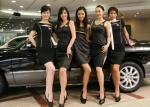 200대1의 경쟁을 거쳐 선발된 5명의 2007서울모터쇼 공식 홍보모델들이 서울모터쇼 공식유니폼을 입고 포즈를 취하고 있다.