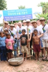  19일 웅진그룹 임직원을 비롯한 자원봉사자들이 캄보디아 우물 기증식에 참여하고 있다. 웅진그룹은 앞으로 매년 100개의 우물을 지속적으로 파주는 일을 할 예정이며, 1,000  
