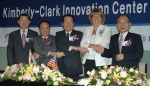 좌측으로부터 유한킴벌리 문국현 사장, KOTRA 홍기화 사장, 산자부 정세균 장관, Kimberly Clark사 Cheryl Perkins (Senior VP & CIO), 유한양