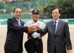 아시아나항공 강주안 사장이 20일(수) 한국리틀야구연맹 주최 「제 1회 아시아나항공배 전국 리틀 야구대회」개회식에 참석했다. 오른쪽 첫번째는 강주안 아시아나항공 사장, 왼쪽 첫번째