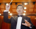 KTF 조영주 사장이 21일 용평 리조트에서 열린 ‘KTF 창사 10주년 전진대회’ 중 오케스트라를 지휘하는 모습
