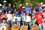 23일 경기도 여주군 상호리를 방문한 삼성네트웍스 직원과 가족들이 자신들이 수확한 고구마를 들어보이고 있다. 