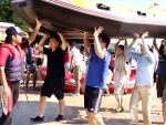 경남은행 ‘KNB Rookie Power-up Camp’ 에서 입행 3년차 행원들이 수상 훈련을 받고 있다.
