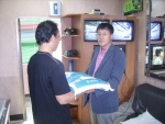  긴급구호으로 양곡을 지원하는 송 정종교육위원
