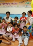 GS홈쇼핑 임직원들이 서울 강서구에 위치한 지역 아동센터 ‘행복한 홈스쿨’에서 추석 명절을 앞두고 사랑의 송편 만들기 행사를 갖고 있다.  사진은 작년 9월에 있었던 '사