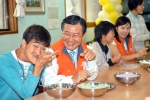 신동아화재 권처신 사장(가운데)은 추석 명절을 앞둔 29일 경기 남양주 수동면에 위치한 신망애복지재단을 방문, 장애우들과 함께 송편만들기 봉사활동을 벌였다. ‘예쁜 송편 만들기’ 